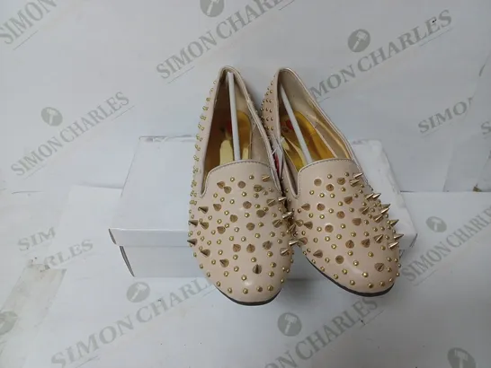 BOXED PAIR OF HOT LIPS SLIP ON SHOES IN NUDE SIZE 6