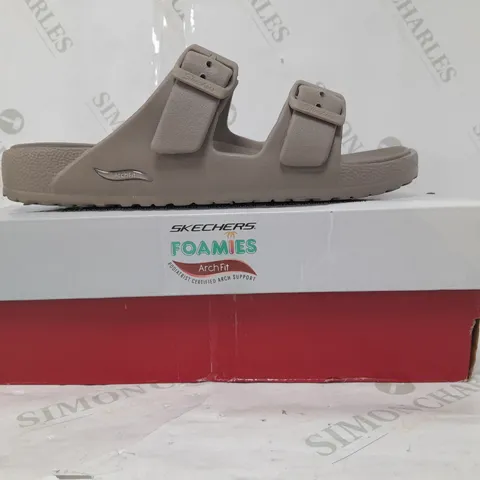 BOXED PAIR OF SKETCHERS FOAMIES SANDALS IN DARK TAUPE SIZE 7