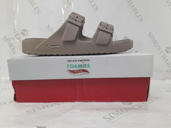 BOXED PAIR OF SKETCHERS FOAMIES SANDALS IN DARK TAUPE SIZE 7