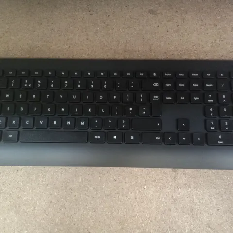 MICROSOFT WIRELESS 900 DESKTOP - KEYBOARD AND MOUSE COMBO