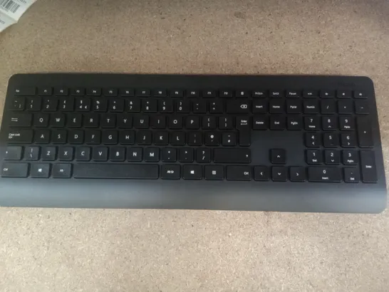 MICROSOFT WIRELESS 900 DESKTOP - KEYBOARD AND MOUSE COMBO