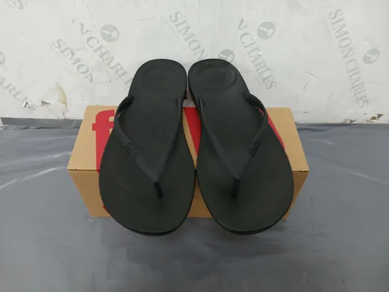 BOXED PAIR OF FITFLOP - IQUSHION ERGONOMIC FLIP-FLOPS SIZE 7