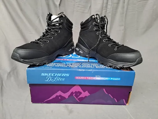 BOXED PAIR OF SKETCHERS D'LITES SATIN COLLAR LACE UP BOOTS IN BLACK SIZE 8