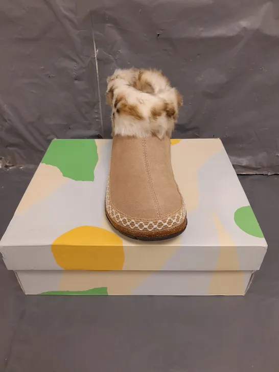 BOXED PAIR OF EARTH ORIGINALS EMMALYN BOOTIES IN BEIGE SIZE 6