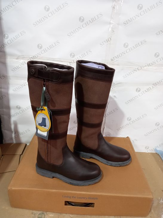 BOXED PAIR OF MORETTA BROWN BOOTS SIZE 7