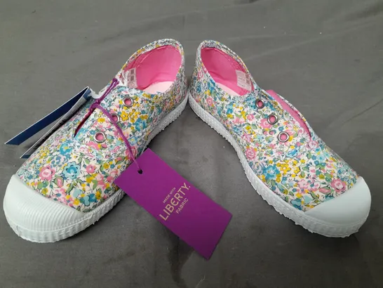 BOXED PAIR OF HAMPTON CANVAS KIDS SHOES IN MULTICOLOUR EU SIZE 30