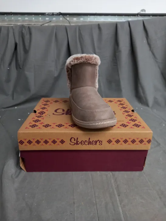 BOXED PAIR OF SKECHERS COZY SLIPPER BOOTS IN TAUPE SIZE 5.5