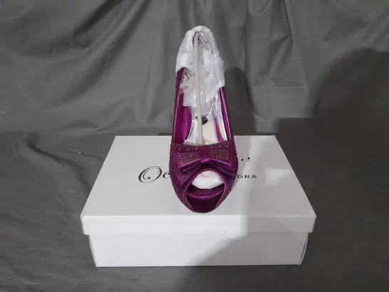 APPROXIMATELY 10 PURPLE TALL PLATFORM HIGH HEELS WITH BOW TO INCLUDE SIZE 4/5/6/7