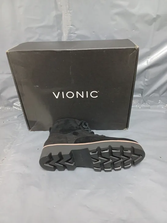 PAIR OF VIONIC LARSON LACE UP BOOTS IN BLACK SIZE 4 