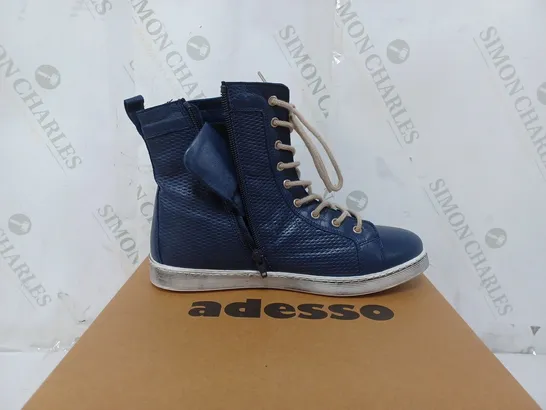 BOXED PAIR OF ADESSO BOOTS IN NAVY BLUE SIZE 7