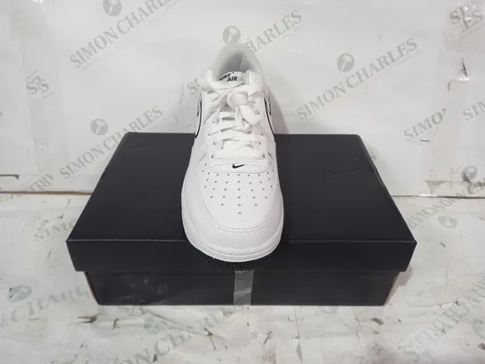 BOXED PAIR OF NIKE AIR SHOES IN WHITE/BLACK UK SIZE 7