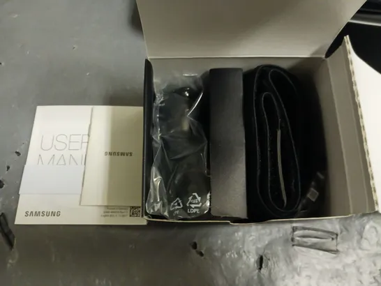 BOXED SAMSUNG GEAR VR WITH CONTROLLER