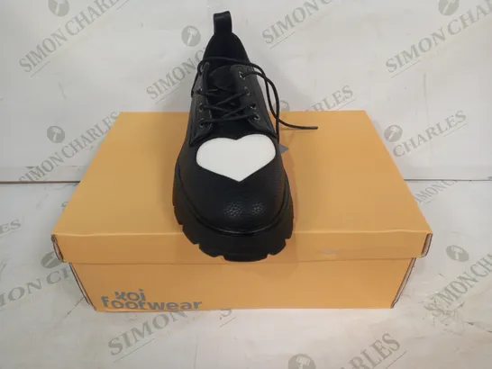 BOXED PAIR OF KOI SHOES IN BLACK W. WHITE HEART DESIGN SIZE 6