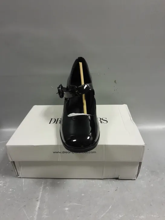 BOXED PAIR OF DREAM PAIRS MID RISE SHINY BLACK SHOES - 5