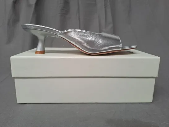 BOXED PAIR OF MOTF OPEN-TOE LOW HEEL SANDALS IN METALLIC SILVER EU SIZE 39