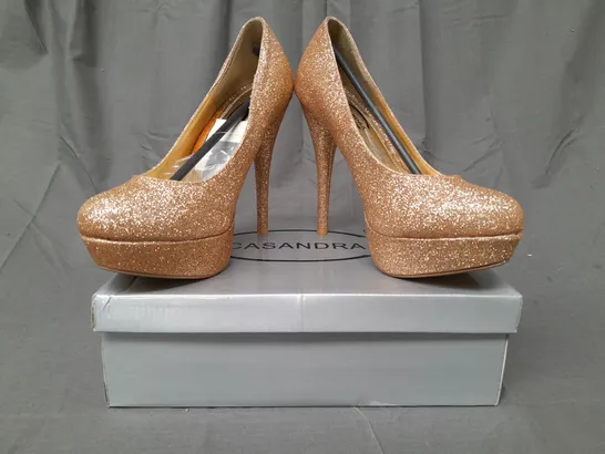 BOX OF APPROXIMATELY 8 PAIRS OF CASANDRA CLOSED TOE HIGH HEEL SHOES IN GOLD W. GLITTER EFFECT - VARIOUS SIZES