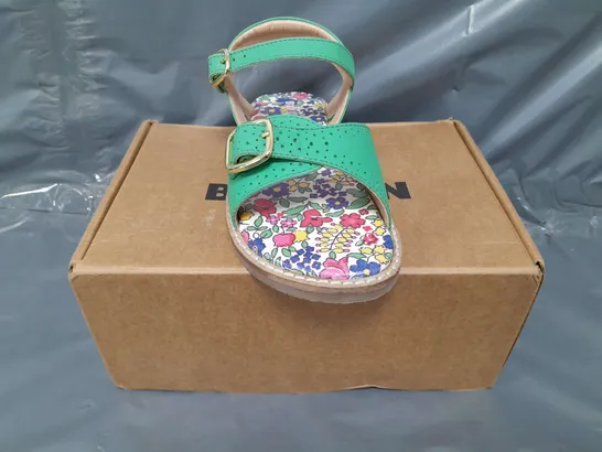 BOXED PAIR OF MINI BODEN OPEN TOE KIDS SANDALS IN GREEN/MULTI EU SIZE 31