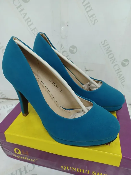 BOX OF APPROXIMATELY 10 PAIRS OF QUNHUI BLUE HIGH HEELED SHOES 