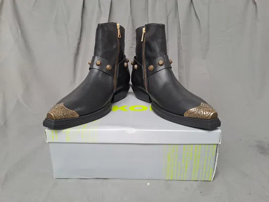 BOXED PAIR OF KOI SOUL RENDER COWBOY BOOTS IN BLACK/BRONZE EFFECT UK SIZE 10