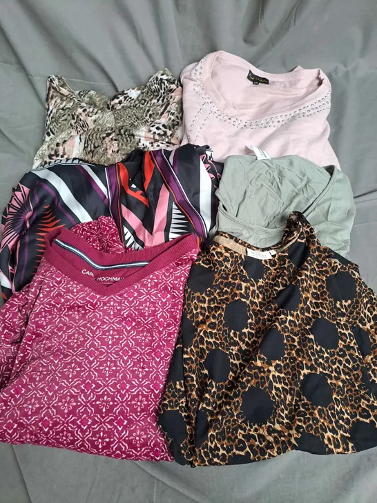 BOX OF APPROX 20 ASSORTED CLOTHING ITEMS TO INCLUDE - TOPS, PYJAMAS, VESTS ETC