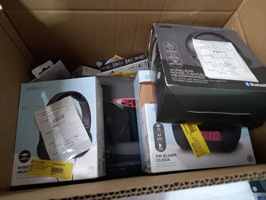 BOX OF APPROX 12 ASSORTED ITEMS TO INCLUDE - ONN TV EXTENSION KIT - WIRED MOUSE - POWER BANK ECT