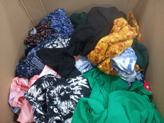 BOX OF APPROX 20 ASSORTED CLOTHING ITEMS TO INCLUDE -KIM&CO - D&CO - NINA LEONARD ECT