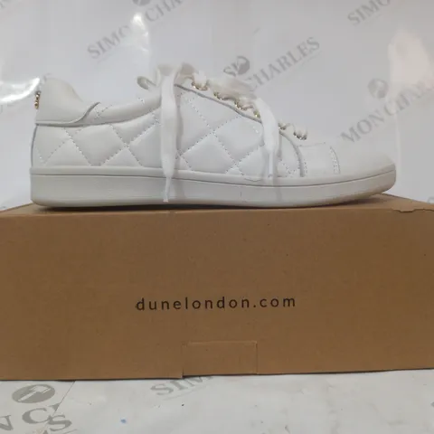 BOXED PAIR OF DUNE LONDON QUILTED LEATHER SHOES IN WHITE SIZE 6