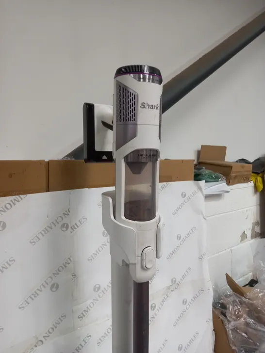 BOXED SHARK CORDLESS DETECT PRO VACUUM CLEANER