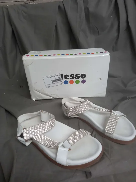 BOXED PIR OF ADESSO LEATHER INDIE WHITE SANDAL SIZE 6