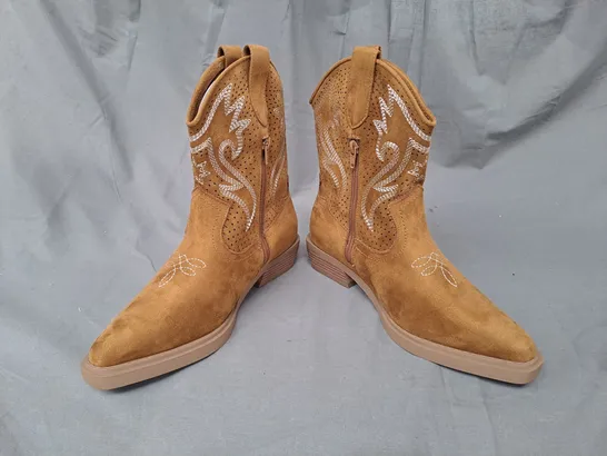 BOXED PAIR OF SIMPLY BE COWBOY BOOTS IN TAN UK SIZE 6