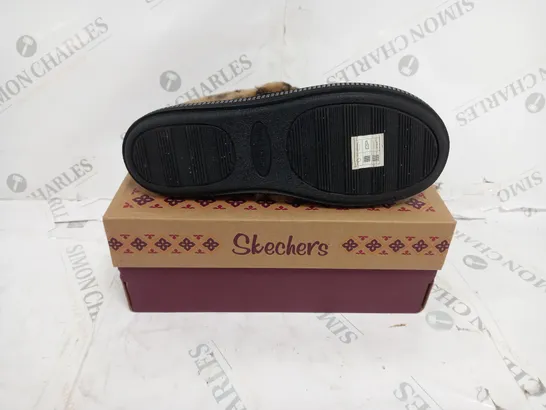 BOXED PAIR OF SKETCHERS FUR LINED LEOPARD SLIPPERS IN BLACK SIZE 4