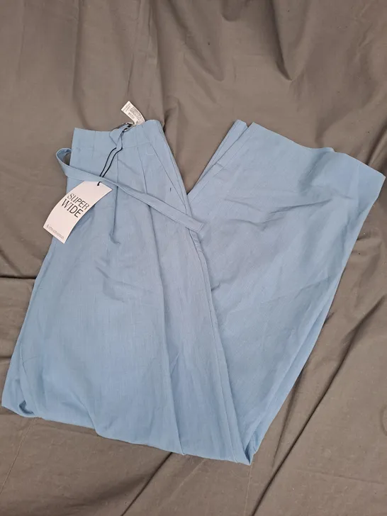 STRADIVARIUS SUPER WIDE PLEATED TROUSERS IN BLUE SIZE 6