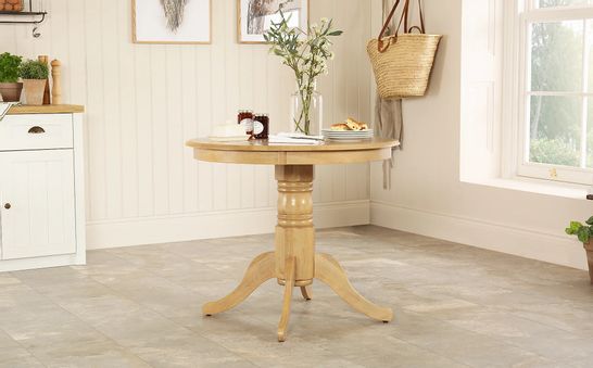 BOXED KINGSTONE ROUND OAK 90cm DINING TABLE (2 BOXES) 