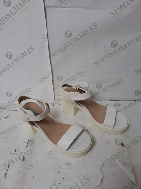 APPROXIMATELY 15 PAIRS OF BAGGED BLOCK HEEL OPEN TOE WHITE HEELS IN VARIOUS SIZES 