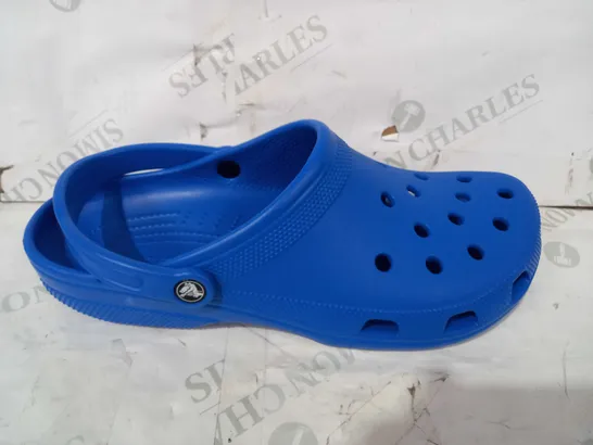 BOXED PAIR OF CROCS CLASSIC IN BLUE SIZE M11/W12