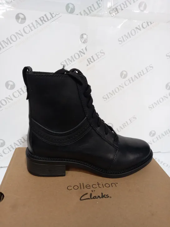 BOXED PAIR OF CLARKS BOOTS IN BLACK LEATHER - SIZE 6 