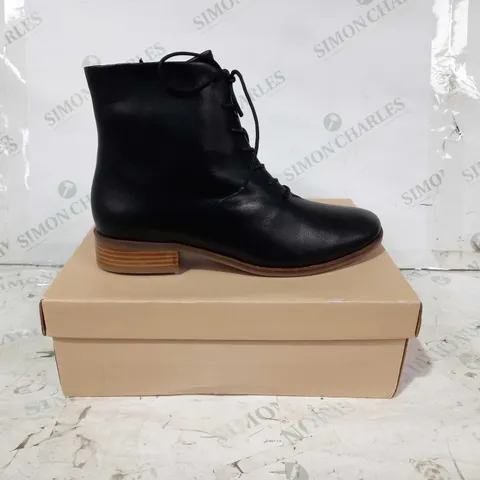 BOXED PAIR OF SEASALT CORNWALL OAK GROOVE BOOTS IN BLACK UK SIZE 7.5