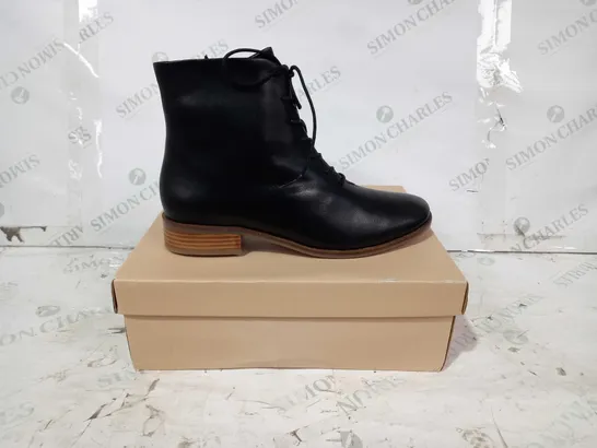 BOXED PAIR OF SEASALT CORNWALL OAK GROOVE BOOTS IN BLACK UK SIZE 7.5