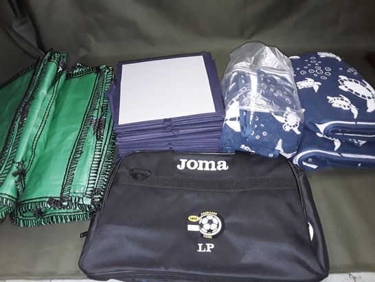 LOT OF APPROXIMATELY 20 ASSORTED HOME FABRIC ITEMS TO INCLUDE SLEEPING BAG, DOOR MAT AND TOWELS