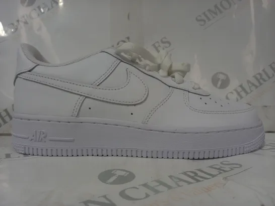 BOXED PAIR OF NIKE AIR FORCE 1 LE SHOES IN WHITE UK SIZE 5