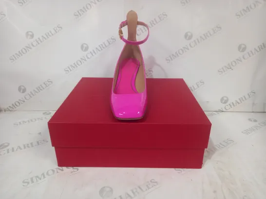 BOXED PAIR OF VALENTINO GARAVANI CLOSED SQUARE TOE ANKLE STRAP BLOCK HEELS IN PINK EU SIZE 37