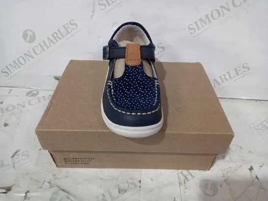 BOXED PAIR OF CLARKS CREST ROSA T CHILDRENS LEATHER SHOES IN NAVY UK SIZE 9.5