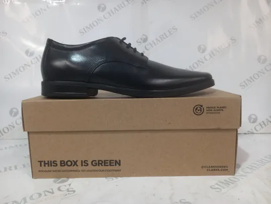 BOXED PAIR OF CLARKS HOWARD WALK SHOES IN BLACK UK SIZE 10