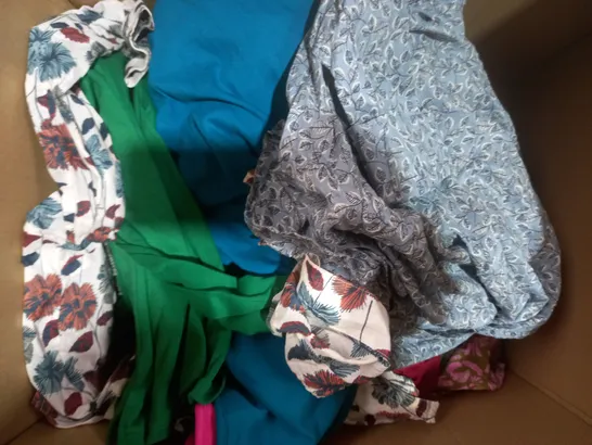 BOX OF APPROXIMATELY 15 ASSORTED CLOTHING AND FASHION ITEMS IN VARIOUS STYLES AND SIZES TO INCLUDE WHITE STUFF, SEASALT, ETC