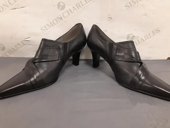 BOXED PAIR OF GABOR POINTED TOE HEELED SLIP0ON SHOES IN BLACK UK SIZE 6