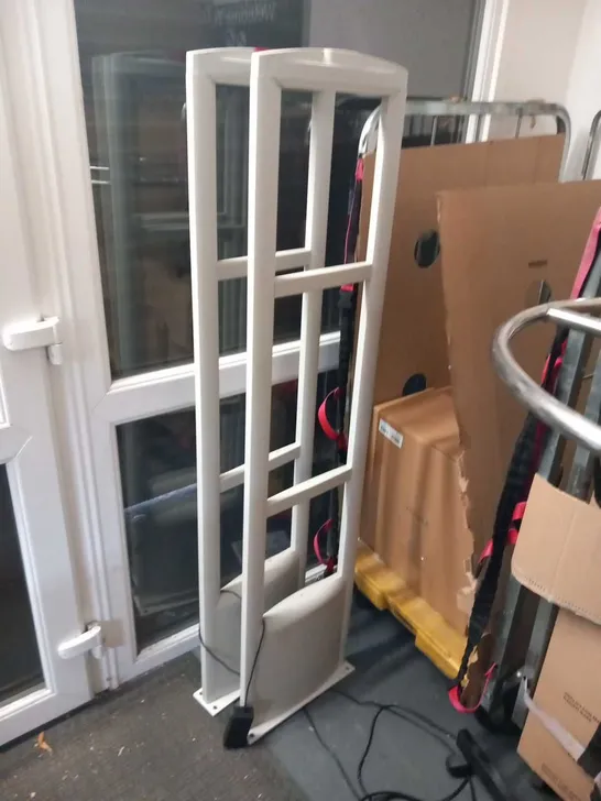 ANTI THEFT ARCHES AND CLOTHES RAIL