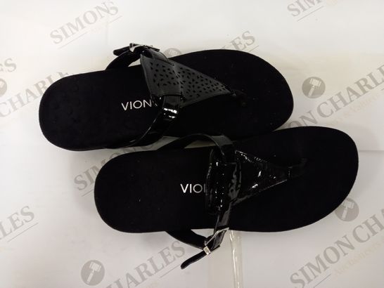 VIONIC SANDALS - BLACK FLIP FLOPS WITH BLACK PATENT STRAPS, UK SIZE 7
