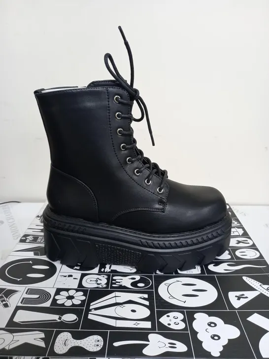 BRAND NEW BOXED PAIR OF KOI VEGAN LEATHER TALWAR CHUNKY STOMPER BOOTS IN BLACK UK SIZE 3