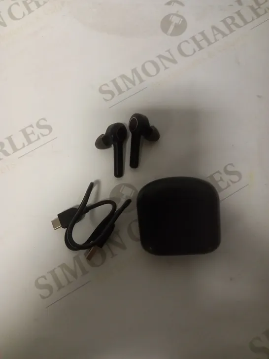 TECH NOISE CANCELLING TRUE WIRELESS EARPHONES & CHARGING CASE 