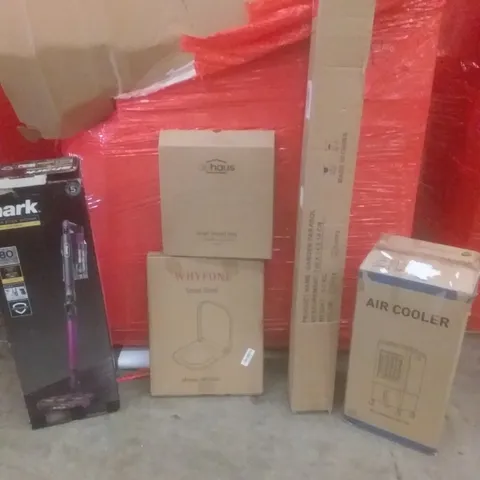 PALLET OF ASSORTED ITEMS INCLUDING CORDLESS STICK VACUUM, TOILET SEAT, LARGE ROUND TRAY, GARDEN PARASOL, AIR COOLER